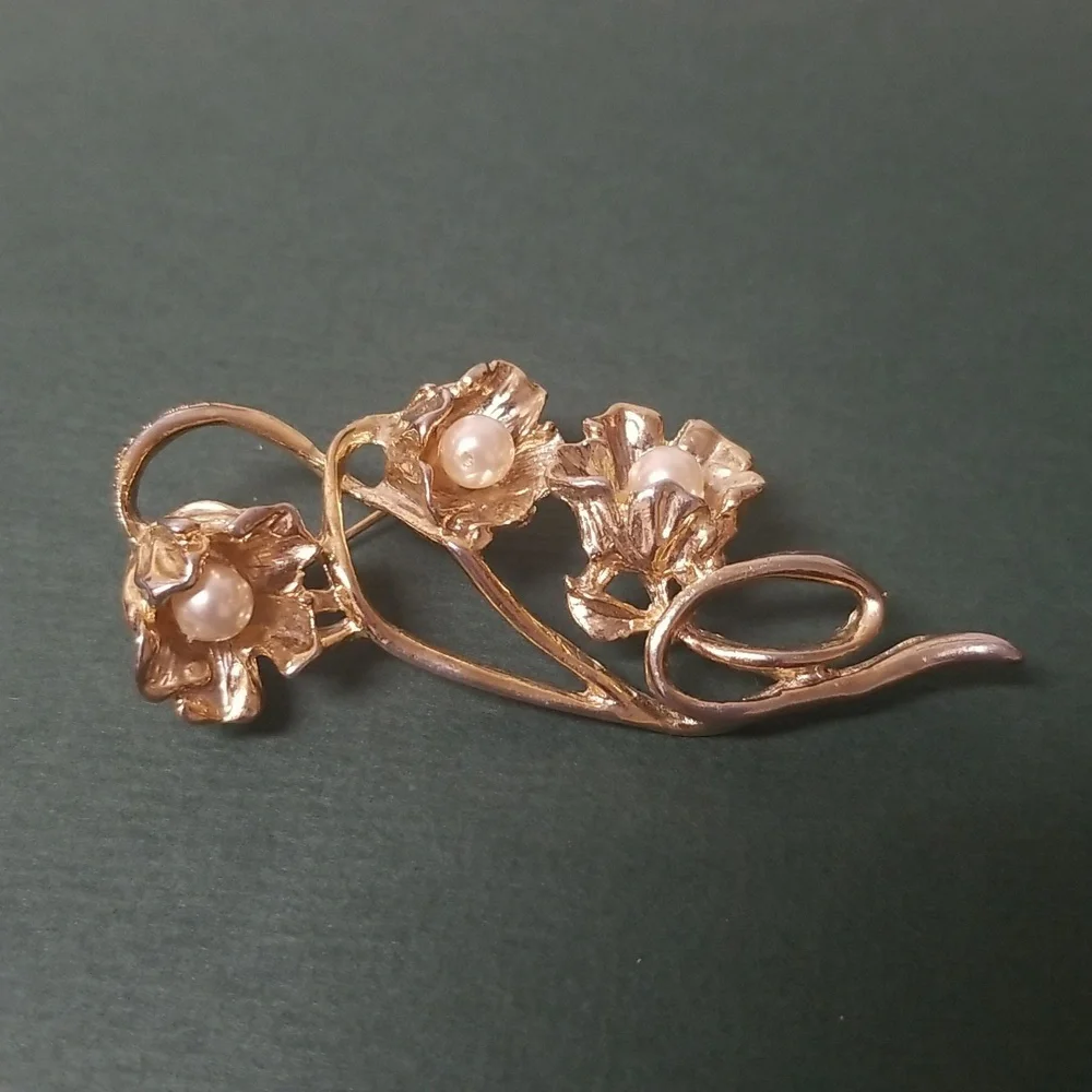 BROOCH, Vintage look but age unknown, 3 Pearls in Petals. 3" Long  EUC - Picture 4 of 4